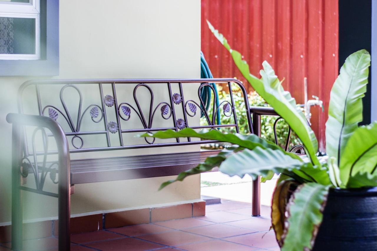 Explore 5Br Gardenhouse Retreats Butterworth Exterior foto